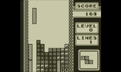 Jongen speelt voor het eerst Tetris (NES) volledig uit